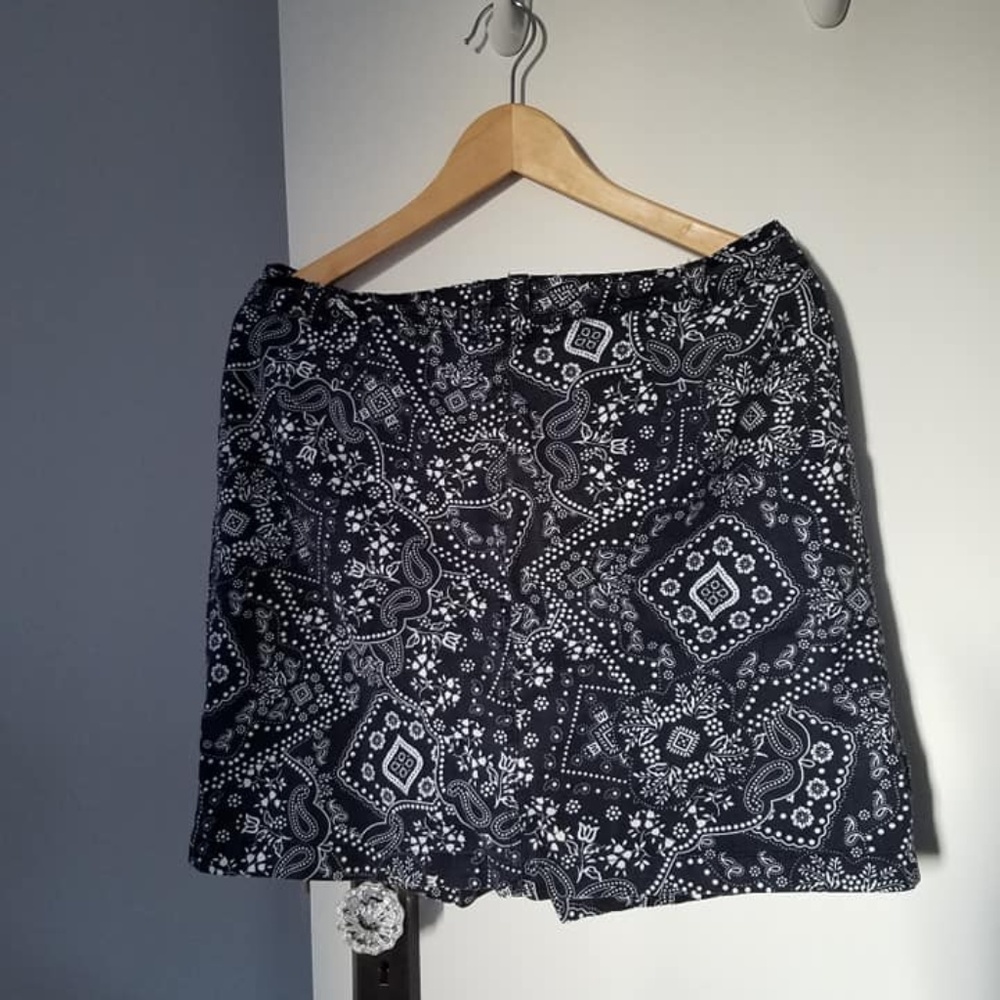 Karen Scott Paisley Skort Black White Bandana Print Size 10 Pre-Owned